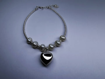 Pulsera Hilo Acerado con Bolitas de Perla y Corazón al Centro Plata .925